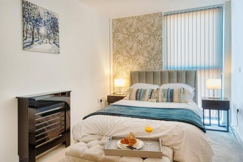 曼彻斯特City Centre Apartment - Ideal for longer stays的一间卧室配有一张床,上面放着一个食物托盘
