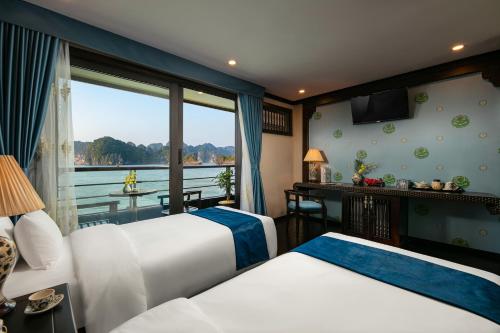 下龙湾Nostalgia Halong Cruise的酒店客房设有两张床和一个阳台。