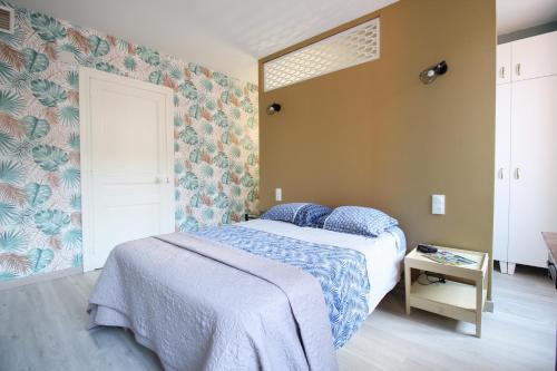 阿尔比L'Ostalada的一间卧室配有一张带蓝色毯子的床