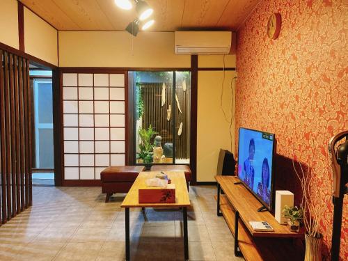 大阪悠雅軒的客厅配有沙发和桌子