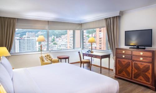 波哥大GHL Hotel Tequendama Bogotá的配有一张床和一台平面电视的酒店客房