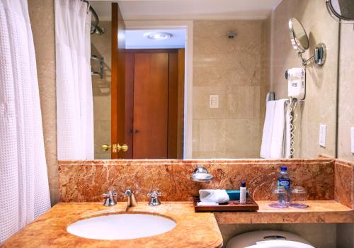 波哥大GHL Hotel Tequendama Bogotá的一间带水槽和大镜子的浴室