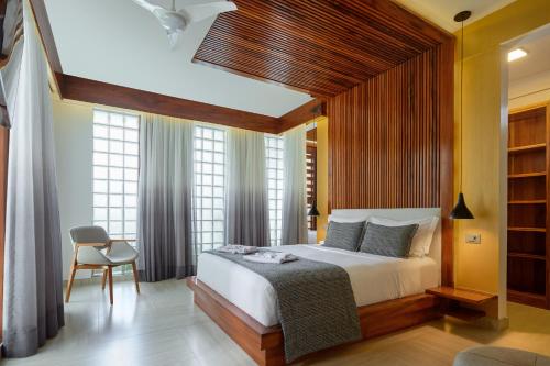 杰里科科拉Villa Nautica Boutique Hotel的一间卧室设有一张带木制天花板的大床