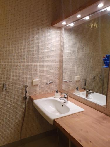 列克萨Hostelli Kotiranta的一间带水槽和镜子的浴室