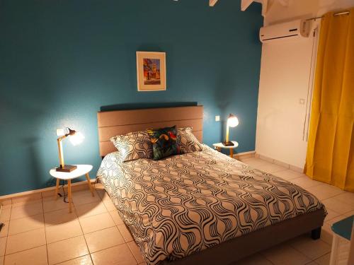Oyster PondPERLE DES ANTILLES的一间卧室设有一张床和蓝色的墙壁