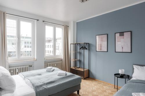 杜伊斯堡Flats 4 You, Moderne City Wohnung Nähe HBF, DÜ-Messe 20 Min, Netflix, Küche的一间卧室设有两张床和两个窗户。
