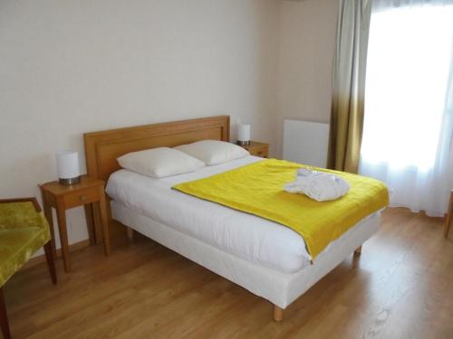 帕尔特奈多米蒂城堡公寓式酒店的一间卧室配有一张黄色毯子床