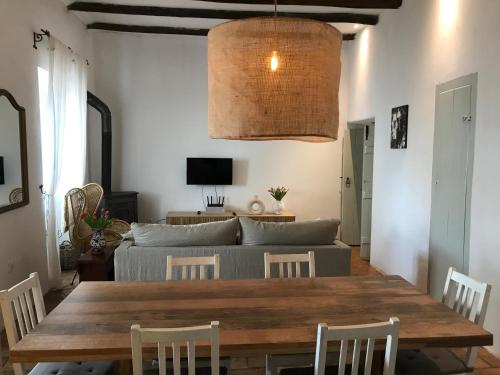 阿尔沃尔Casa Largo do Poço Guesthouse的一间带桌子和沙发的用餐室