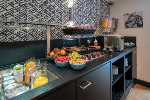 日内瓦派克斯酒店的厨房在柜台上放有水果碗