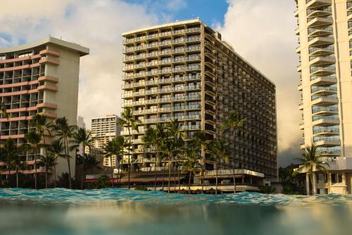 檀香山OUTRIGGER Waikiki Beach Resort的两座高楼前的水池