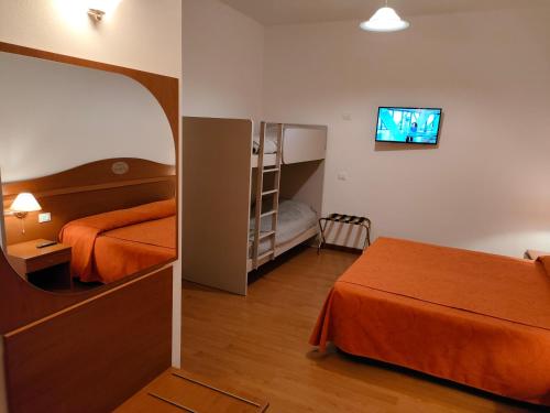CastelgombertoAlloggio Al Ponte的酒店客房,配有床和电视