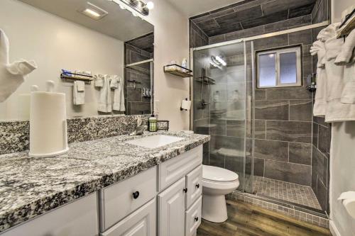 里诺Comfortable Home about 2 Mi to Reno Riverwalk的浴室配有卫生间、盥洗盆和淋浴。