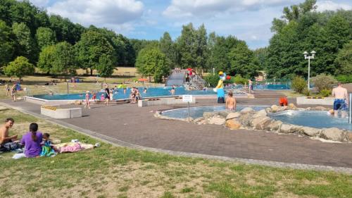 Wutha-FarnrodaFerienheim Mosbach的一群人,在水上公园