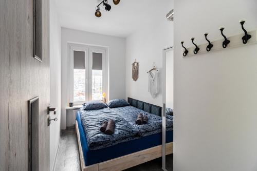 格利维采Wszędzie blisko的一间卧室配有一张带蓝色棉被的床