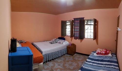 San IgnacioBrisas de San Ignacio的一间卧室设有两张床和两个窗户。