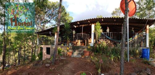 San IgnacioBrisas de San Ignacio的木结构建筑,设有种植了植物的门廊
