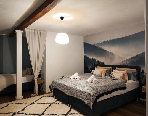 拜罗伊特Elias im Landhausstil的一间卧室配有一张壁画床