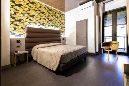 耶西德纳尼酒店的一间卧室设有一张床和黄色的墙壁