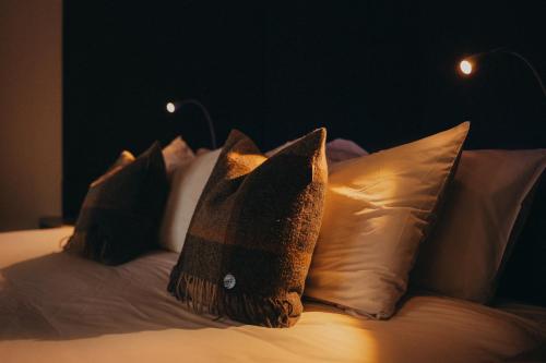 格伦科SeaBeds - Luxury Lookouts with Hot Tubs的床上有四个枕头