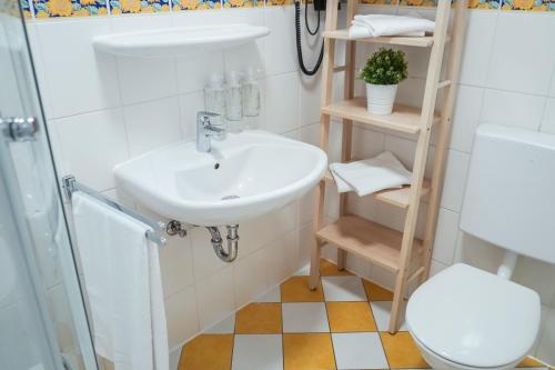 萨尔布吕肯LUXURY-Apartment - city center : 8 guests : Netflix的一间带水槽和卫生间的浴室