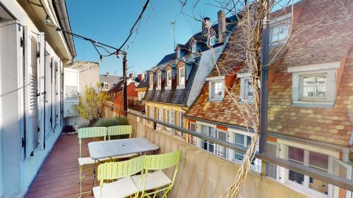 斯特拉斯堡L'Appart du Quai avec Terrasse的大楼内的阳台配有桌椅