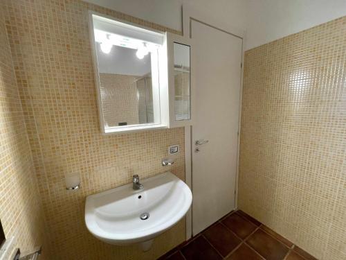兰佩杜萨Dammusi cala croce的浴室设有白色水槽和镜子