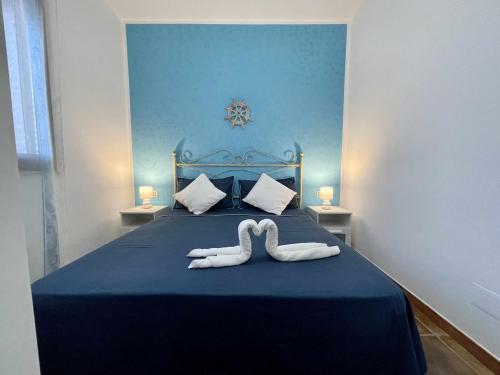 兰佩杜萨Dammusi cala croce的蓝色床上的2条天鹅绒毛巾