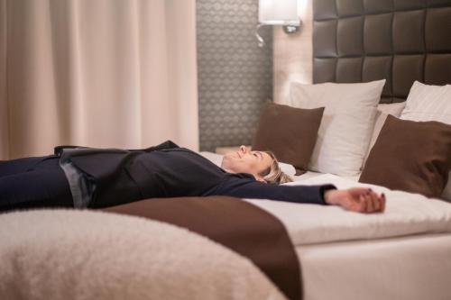 凯撒斯劳滕巴尔巴罗萨霍夫餐厅酒店的躺在床上的女人
