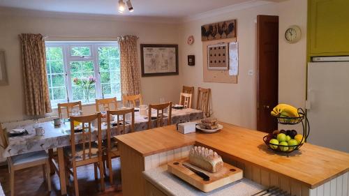 WithypoolWey House的厨房以及带桌椅的用餐室。
