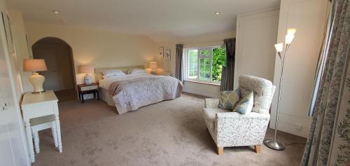 WithypoolWey House的卧室配有床、椅子和窗户。