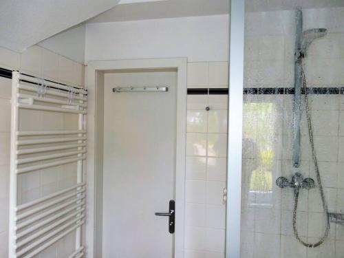 朗格奥Ferienwohnung: Utkiek的带淋浴的浴室和玻璃门