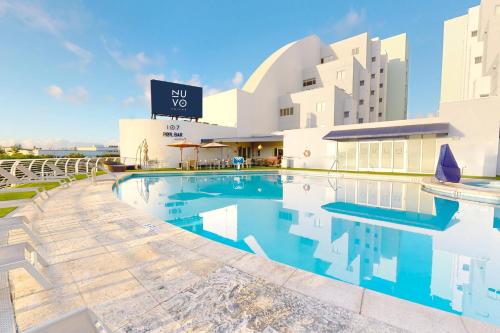 迈阿密Nuvo Suites Hotel - Miami Doral的大楼前的游泳池