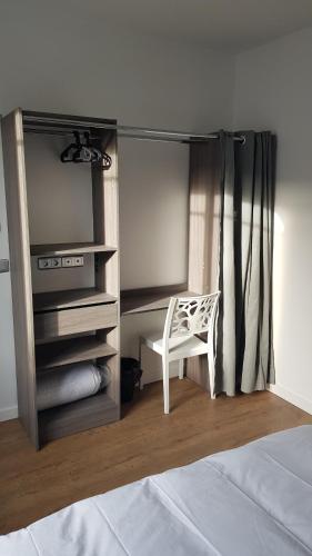 圣纳泽尔Suite Deluxe, calme proche Airbus et Chantiers de l'Atlantique的一间卧室配有衣柜、椅子和床
