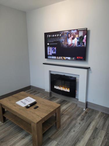 莫特Horseleap BNB的客厅设有壁炉和平面电视。