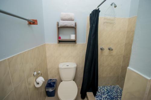 La PintadaLa Pintada Inn的浴室设有卫生间和黑色淋浴帘