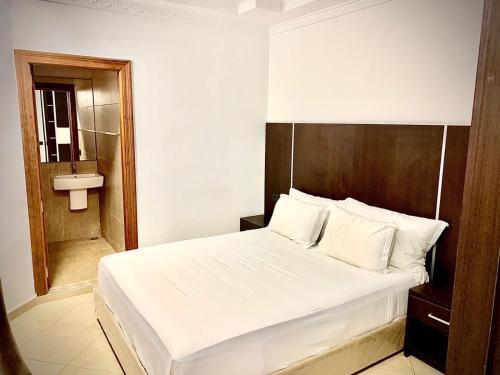 纳祖尔HOTEL BEAUTIFUL的卧室配有白色的床和水槽