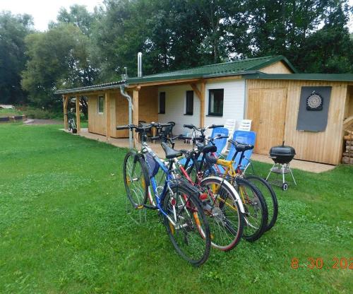 特鲁特诺夫Ubytování v klidné lokalitě的停在小屋前的一组自行车