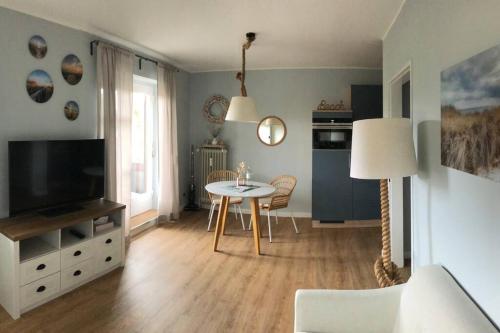 沙博伊茨Maritime Wohnung Ostsee mit privatem Seezugang的客厅配有桌子和电视