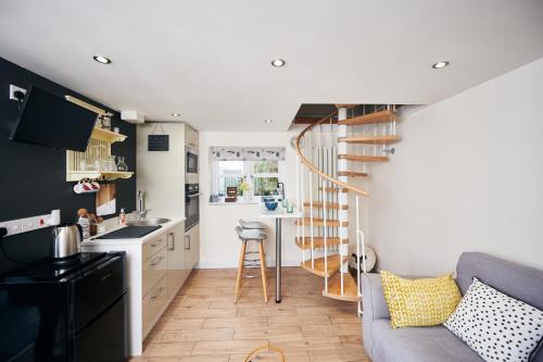 兰代洛Carreglwyd的厨房以及带螺旋楼梯的客厅。