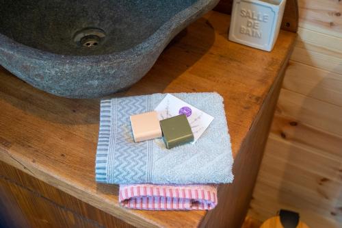 阿尔勒Vintage Provence的浴室柜台配有水槽和毛巾