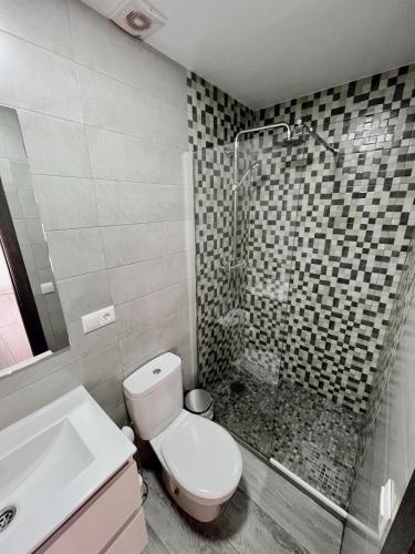 隆达Apartamentos - Naranja的浴室配有卫生间、盥洗盆和淋浴。