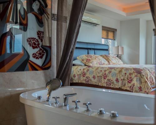 蒙特哥贝Seascape Villa的带浴缸和床的浴室