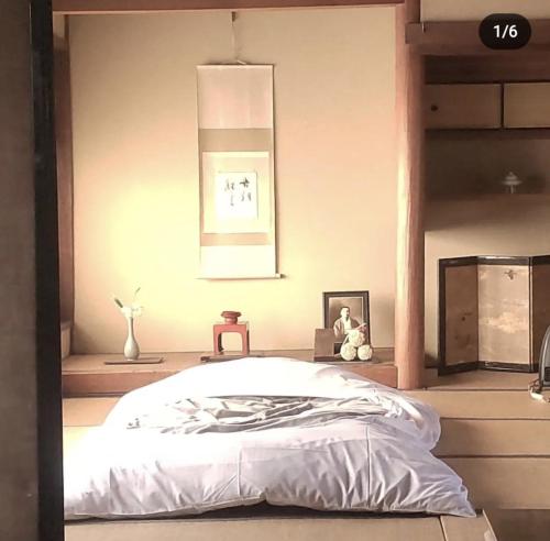 松山旧鈴木邸 女性専用的一间卧室,卧室内配有一张大床