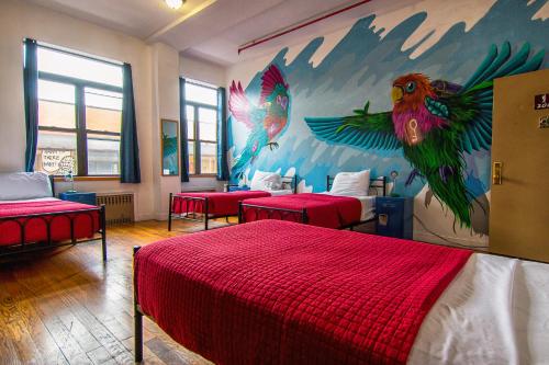 布鲁克林纽约摩尔旅馆的一间卧室设有四张床,并拥有鸟的壁画