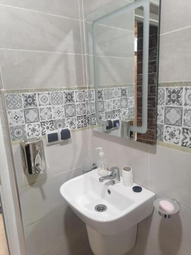 阿加迪尔hay adrar 2 agadir Morocco的白色的浴室设有水槽和镜子