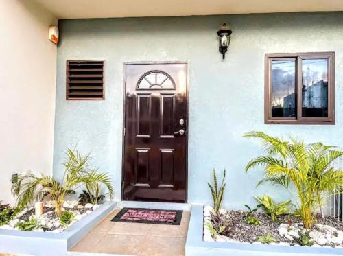 迪斯卡弗里贝Wynters'Escape-gated 1 or 2 Bedroom w PuertoSecoBeach access的棕榈树屋的前门