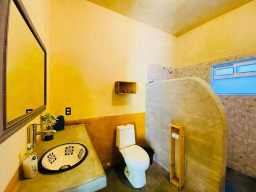 马利纳尔科La Casa del Lago的浴室配有白色卫生间和盥洗盆。