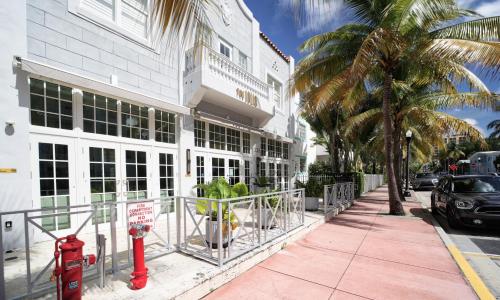 迈阿密海滩The Julia Hotel的建筑物前人行道上的红色消防栓