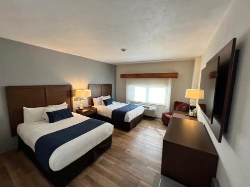 蒙特雷蒙特雷山谷康福特茵酒店的酒店客房设有两张床和电视。