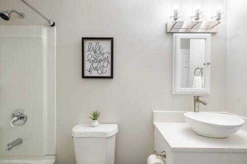 夏洛特Stunning SouthPark/Cotswold Home的一间带卫生间、水槽和镜子的浴室